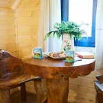 Pinewood Park - Tipis, Hot Tubs And Campingplads 4*