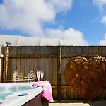 Campingplads Pinewood Park - Tipis, Hot Tubs And
