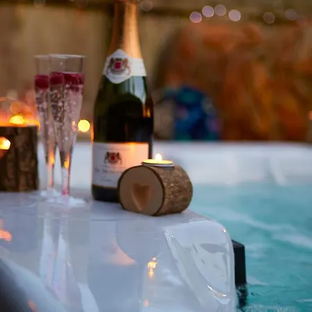 Pinewood Park - Tipis, Hot Tubs And 4*