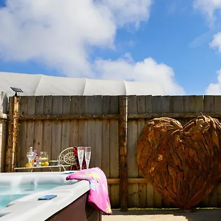 Campingplatz Pinewood Park - Tipis, Hot Tubs And