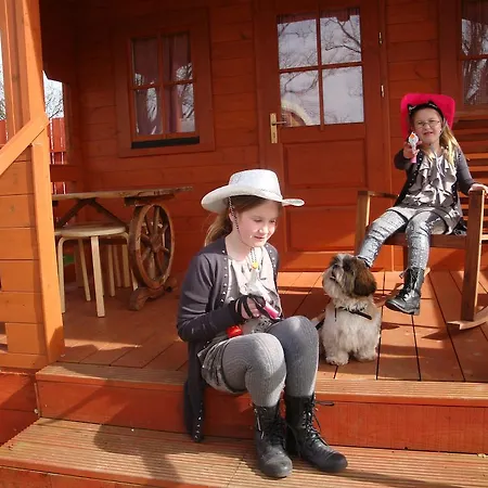 Campingplatz Pinewood Park - Tipis, Hot Tubs And