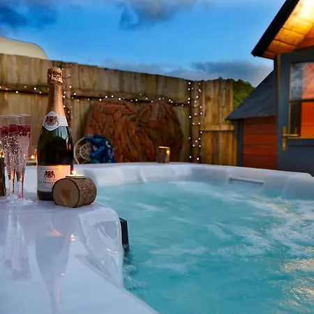 Pinewood Park - Tipis, Hot Tubs And Camping Scarborough