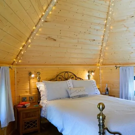 Pinewood Park - Tipis, Hot Tubs And