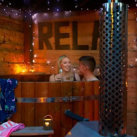 Kamp alanı Pinewood Park - Tipis, Hot Tubs And 4*