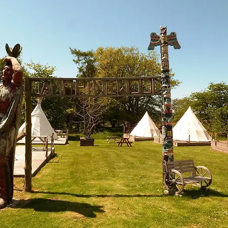 Pinewood Park - Tipis, Hot Tubs And Kamp alanı
