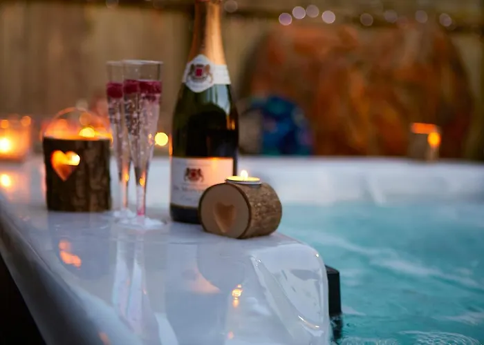 Pinewood Park - Tipis, Hot Tubs And 4*