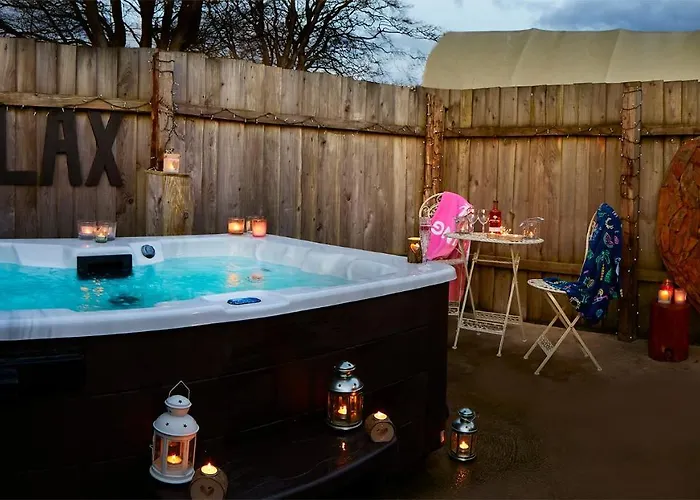 Pinewood Park - Tipis, Hot Tubs And
