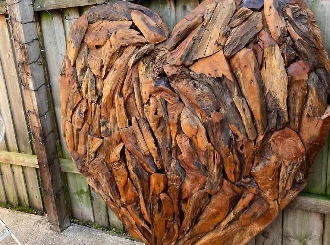 Camping Pinewood Park - Tipis, Hot Tubs And