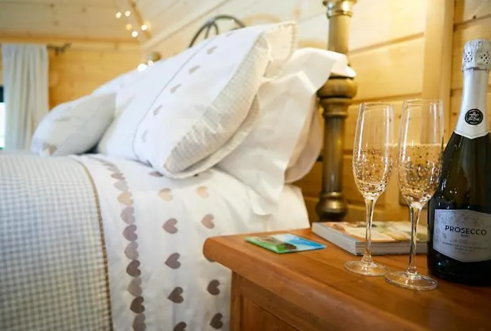 Pinewood Park - Tipis, Hot Tubs And Camping 4*