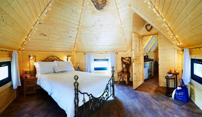 Pinewood Park - Tipis, Hot Tubs And 4* Scarborough
