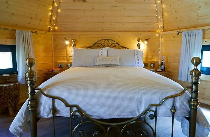 Camping Pinewood Park - Tipis, Hot Tubs And Scarborough