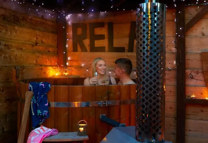 Camping Pinewood Park - Tipis, Hot Tubs And 4*