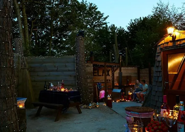 Pinewood Park - Tipis, Hot Tubs And Camping 4*