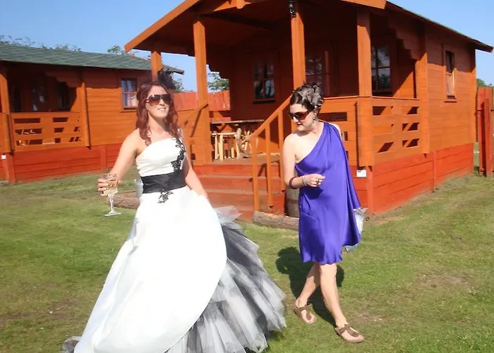 Pinewood Park - Tipis, Hot Tubs And Camping 4*