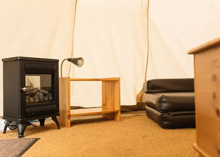 Camping Pinewood Park - Tipis, Hot Tubs And