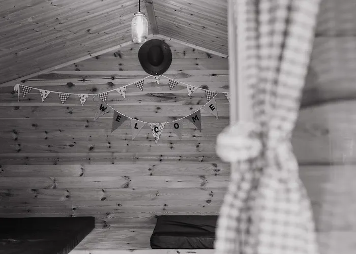 Pinewood Park - Tipis, Hot Tubs And