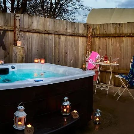 Pinewood Park - Tipis, Hot Tubs And