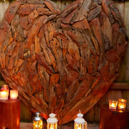 Pinewood Park - Tipis, Hot Tubs And