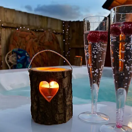 مكان تخييم Pinewood Park - Tipis, Hot Tubs And 4*