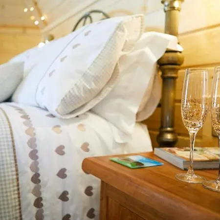 Pinewood Park - Tipis, Hot Tubs And Campsite 4*