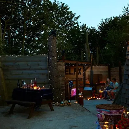 Pinewood Park - Tipis, Hot Tubs And Campsite 4*