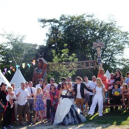 Pinewood Park - Tipis, Hot Tubs And مكان تخييم