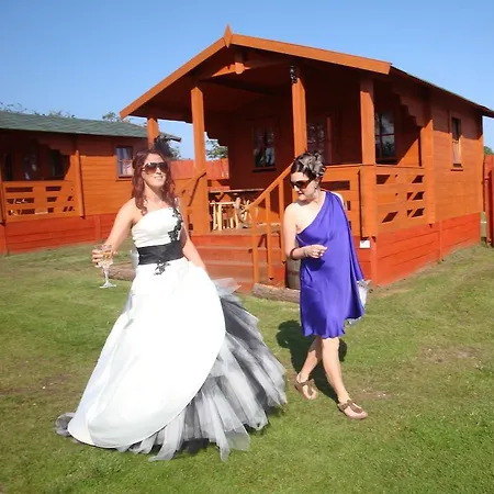 Pinewood Park - Tipis, Hot Tubs And مكان تخييم 4*