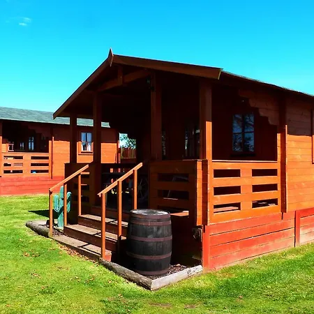 Pinewood Park - Tipis, Hot Tubs And مكان تخييم