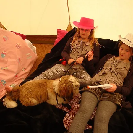 Pinewood Park - Tipis, Hot Tubs And 4* سكرابورو