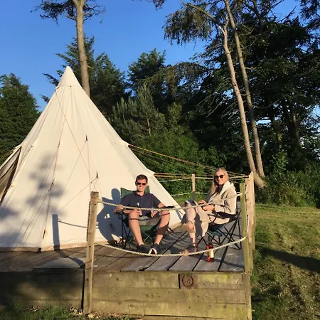 Pinewood Park - Tipis, Hot Tubs And Campsite 4*