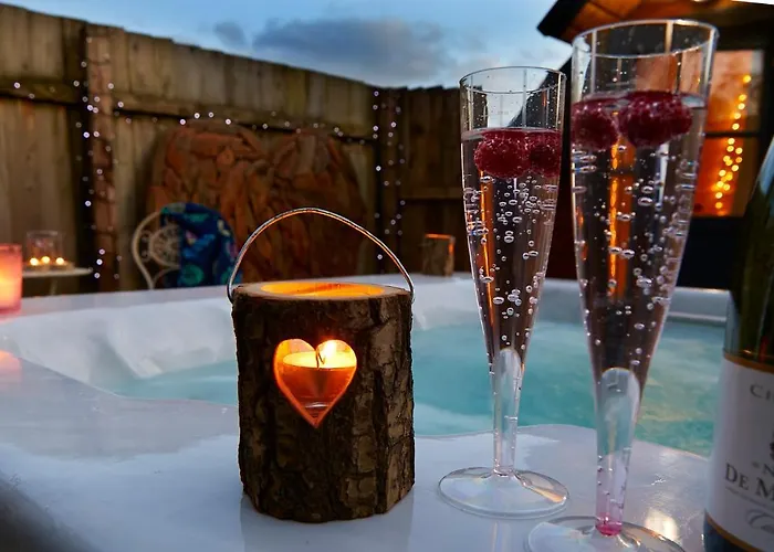 Kemping Pinewood Park - Tipis, Hot Tubs And 4*