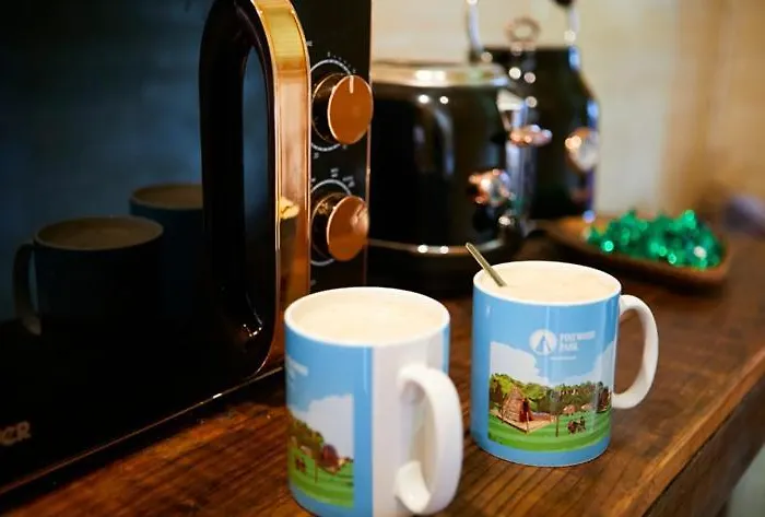 Kemping Pinewood Park - Tipis, Hot Tubs And