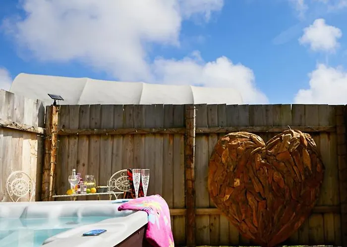 Kemping Pinewood Park - Tipis, Hot Tubs And