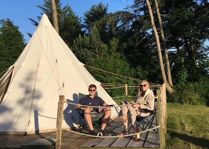 Pinewood Park - Tipis, Hot Tubs And Kemping 4*